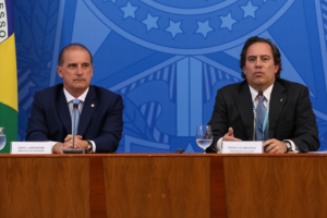 Pedro Guimarães destaca como a Caixa implementou medidas de gerenciamento de filas e aglomerações para proteger a população durante os pagamentos presenciais na pandemia.